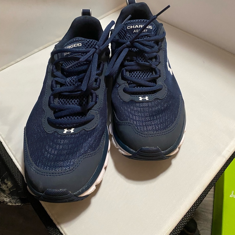 under armor deluxe foam charged assert Size 8